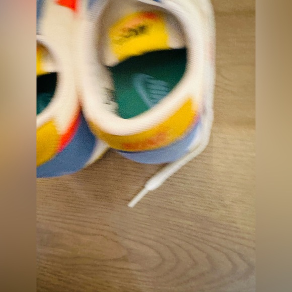 Nike sneakers. New. Never worn outside. Authentic. size 6. True to size. - Picture 4 of 9